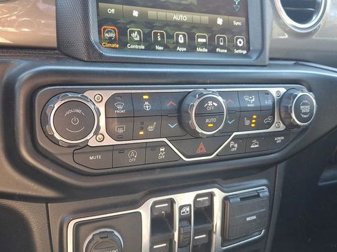 Used 2022 Jeep Wrangler Unlimited Sahara w/ Cold Weather Group AWD/4WD image 17