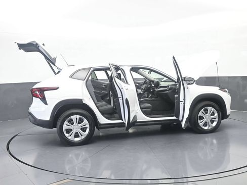 Used 2025 Chevrolet Trax LS FWD image 64