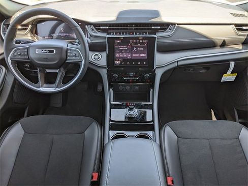 New 2025 Jeep Grand Cherokee Altitude image 9