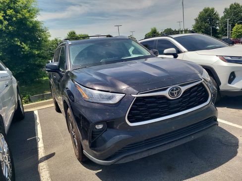 Used 2020 Toyota Highlander XLE AWD/4WD image 3