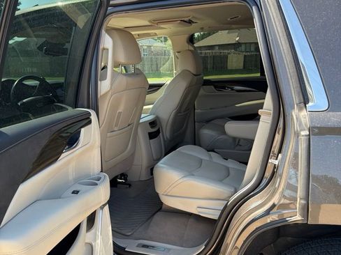 Used 2020 Cadillac Escalade Luxury AWD/4WD image 22