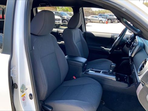 Used 2018 Toyota Tacoma TRD Sport w/ Technology Package image 9