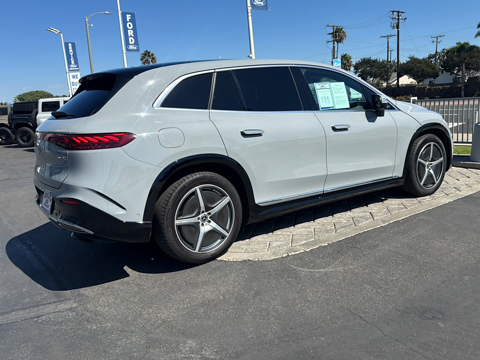 Used 2023 Mercedes-Benz EQS 580 4MATIC SUV image 2