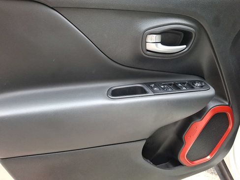 Used 2023 Jeep Renegade Trailhawk AWD/4WD image 9