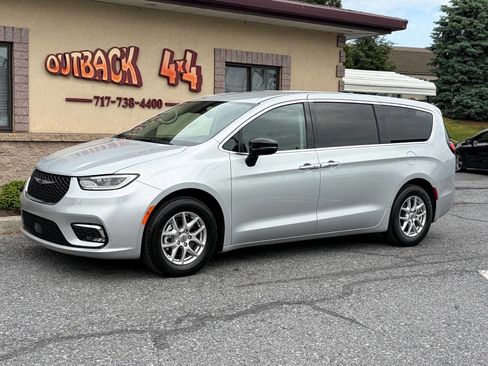 Used 2024 Chrysler Pacifica Touring-L FWD image 3