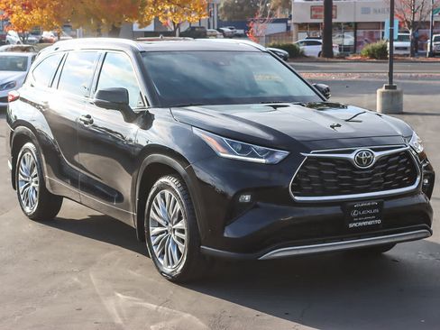 Used 2024 Toyota Highlander Platinum image 5