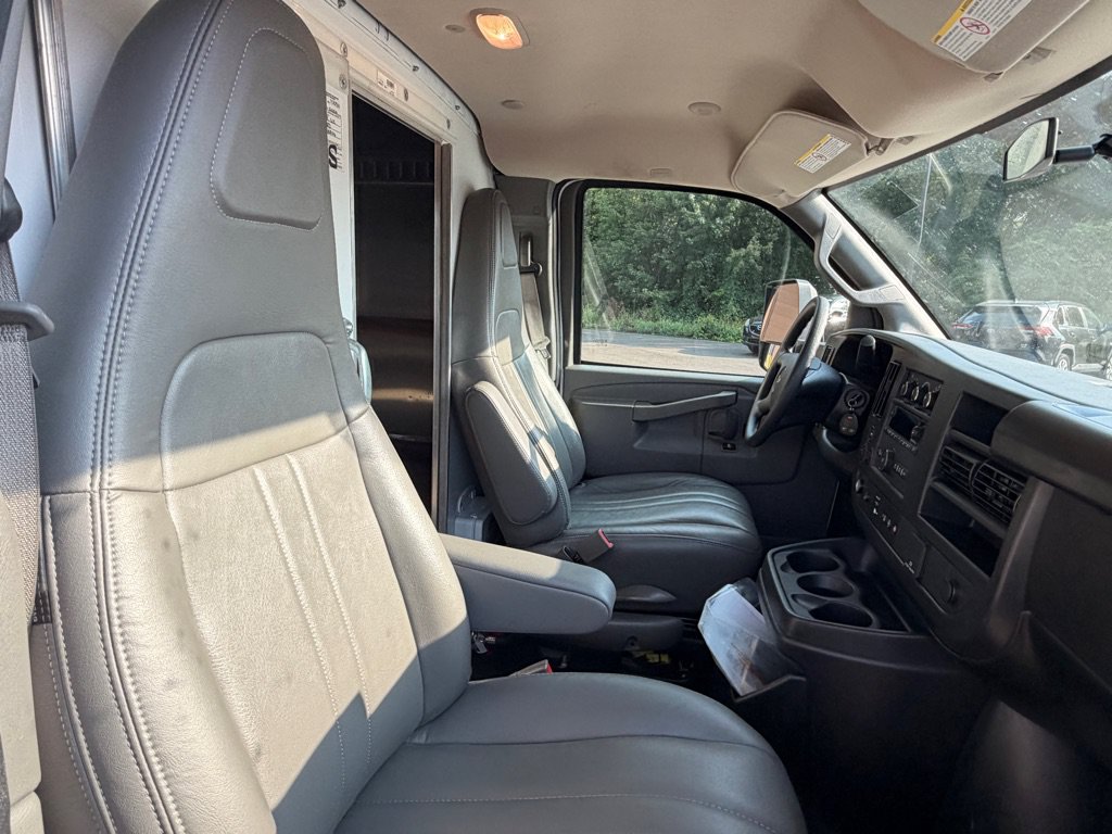 Used 2025 Chevrolet Express 4500 Extended w/ Power Convenience Package RWD image 12