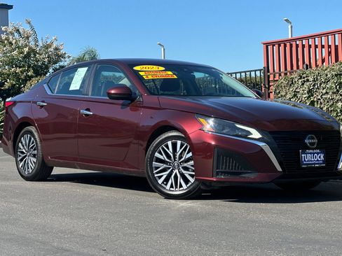 Used 2023 Nissan Altima 2.5 SV image 2