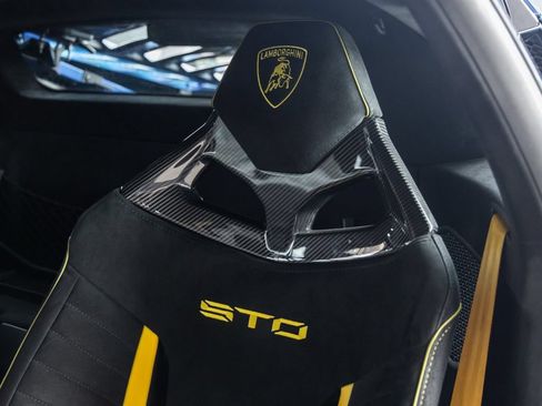 Used 2022 Lamborghini Huracan STO RWD image 29