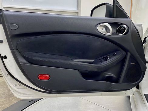 Used 2017 Nissan 370Z Touring Sport RWD image 21