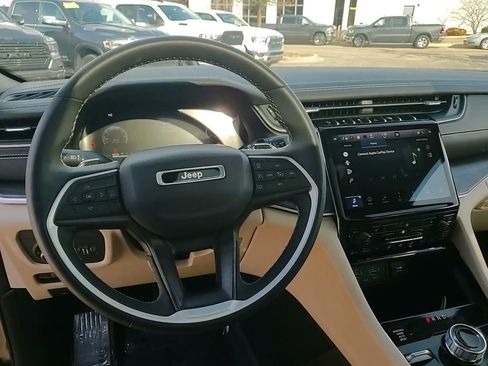 Used 2023 Jeep Grand Cherokee Limited image 32