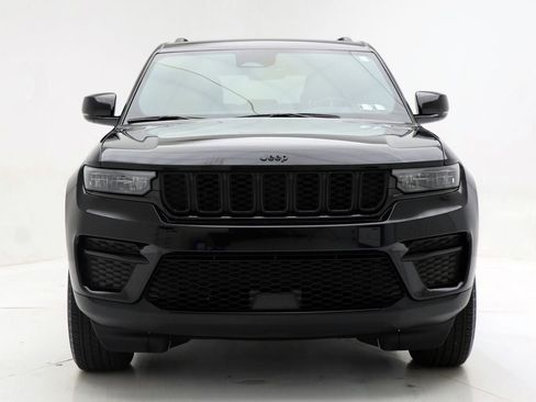 Used 2025 Jeep Grand Cherokee Altitude AWD/4WD image 4