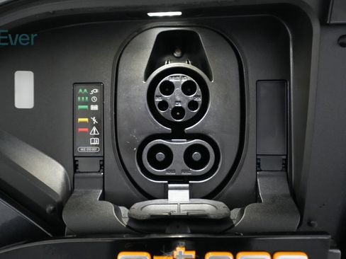 Used 2022 Audi e-tron Premium w/ Convenience Plus Package image 10