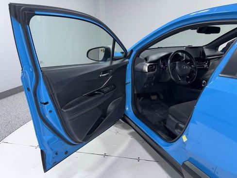 Used 2019 Toyota C-HR XLE FWD image 6