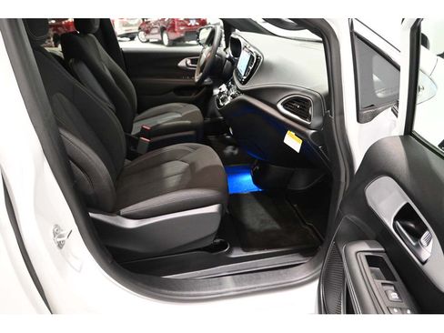 New 2024 Chrysler Pacifica Touring FWD image 15