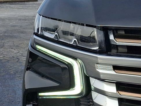 Used 2024 Chevrolet Suburban High Country image 9