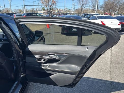 Used 2016 BMW 750i image 17