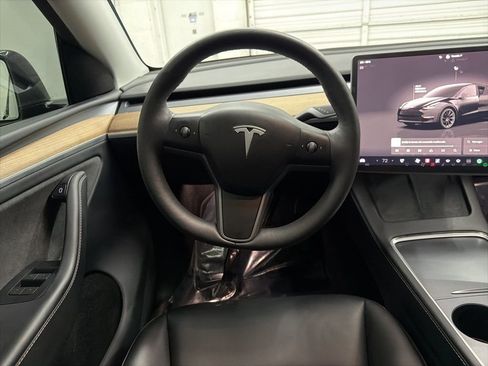 Used 2023 Tesla Model Y 2WD image 21