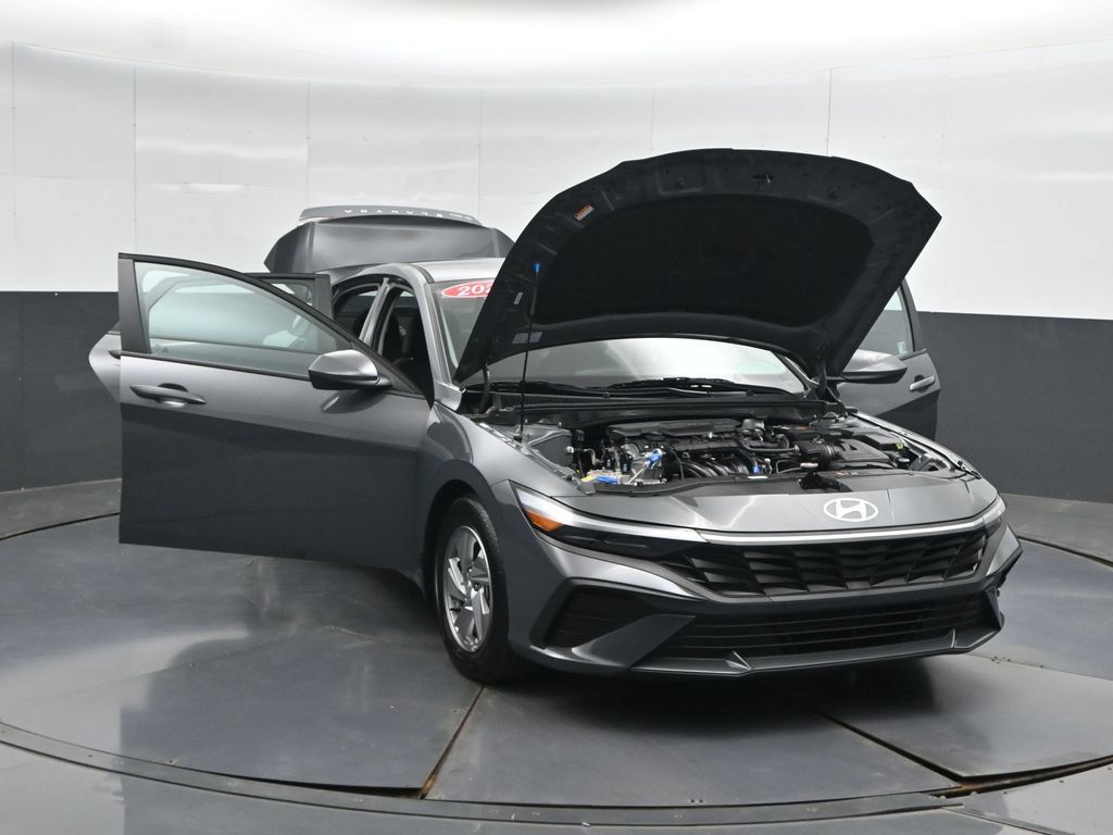 Used 2025 Hyundai Elantra SE FWD image 55