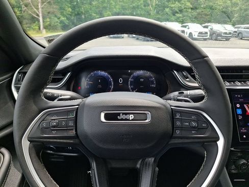 Used 2025 Jeep Grand Cherokee Altitude AWD/4WD image 19