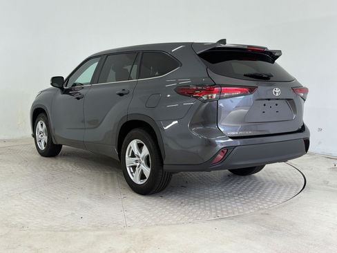Used 2025 Toyota Highlander LE FWD image 3