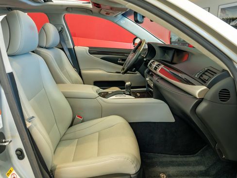 Used 2016 Lexus LS 460 w/ Comfort Package RWD image 22