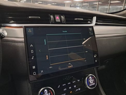 Used 2021 Jaguar F-PACE SVR image 32