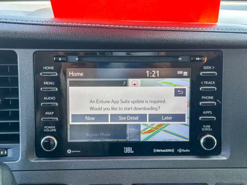 Used 2020 Toyota Sienna SE w/ SE Preferred Package FWD image 14