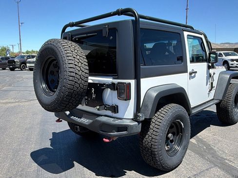 Used 2018 Jeep Wrangler Rubicon AWD/4WD image 3