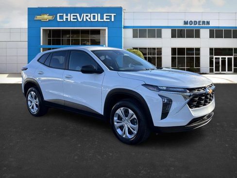 Used 2025 Chevrolet Trax LS image 6