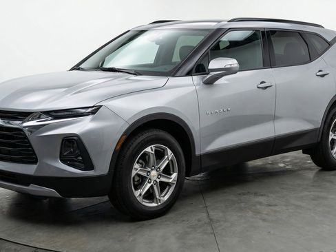 Used 2025 Chevrolet Blazer LT FWD image 3