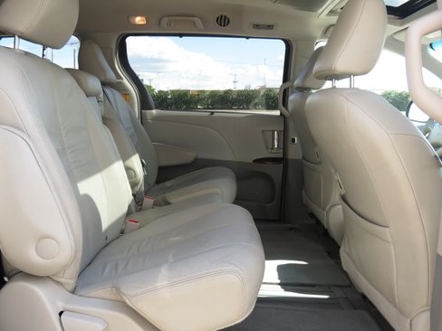 Used 2011 Toyota Sienna XLE FWD image 31