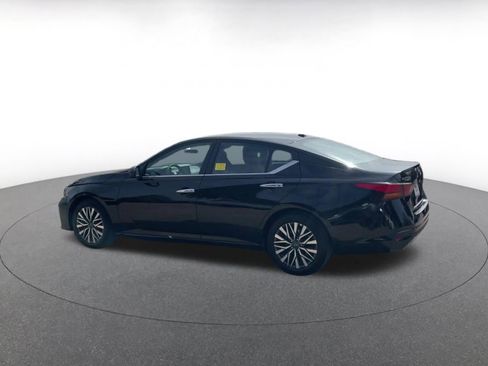 Used 2025 Nissan Altima 2.5 SV image 10