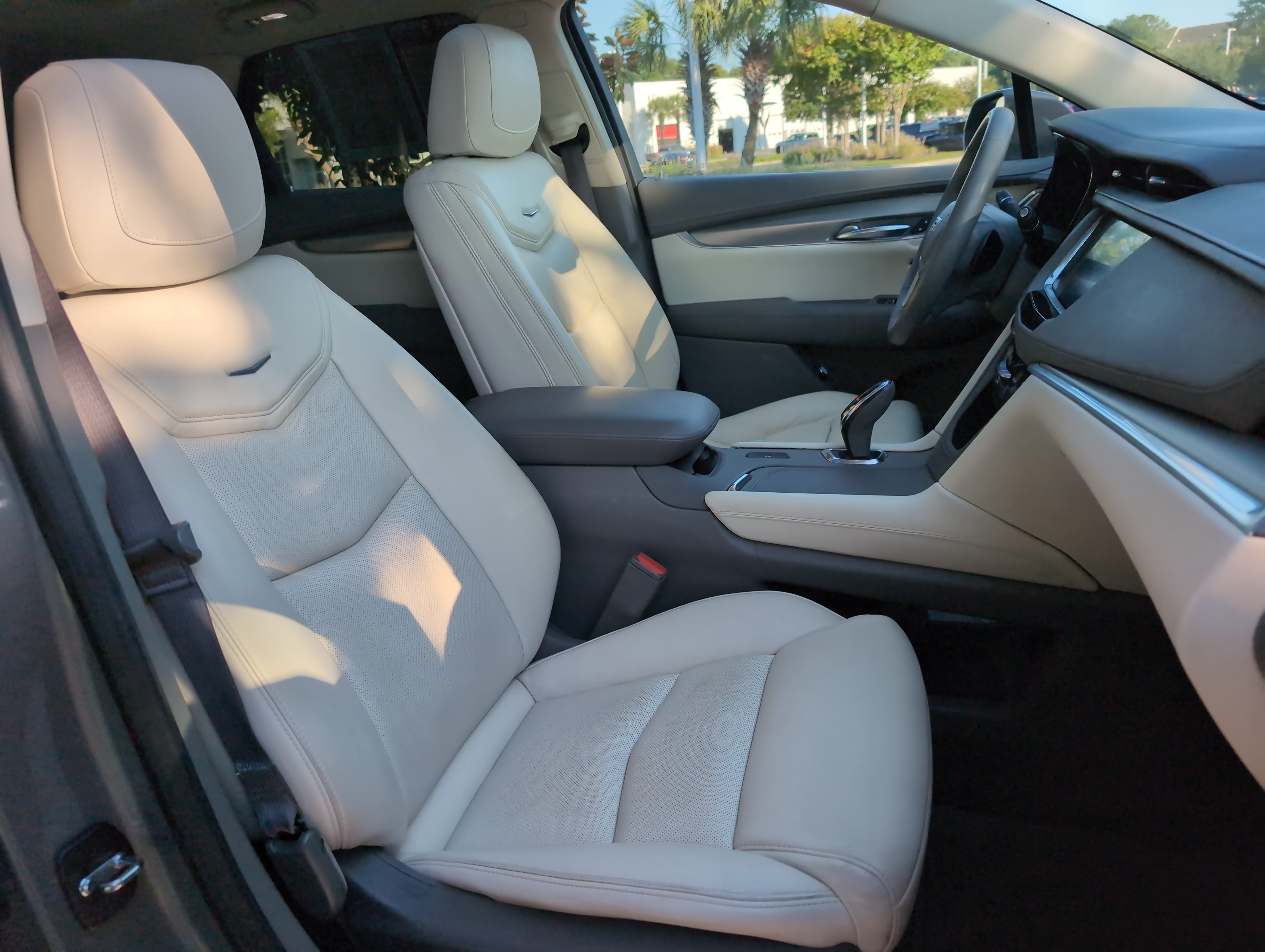 Used 2017 Cadillac XT5 Luxury w/ Driver Awareness Package FWD image 32