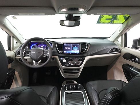 Used 2023 Chrysler Pacifica Touring-L image 7