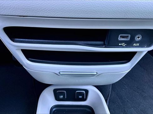 Used 2018 Chrysler Pacifica Touring Plus w/ Tire & Wheel Group FWD image 12