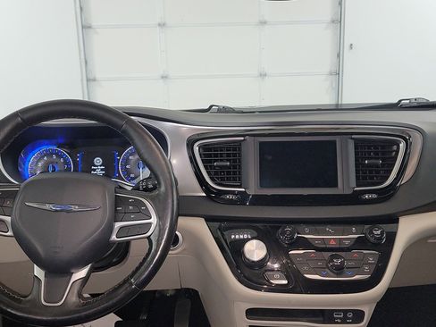 Used 2020 Chrysler Pacifica Touring-L image 16
