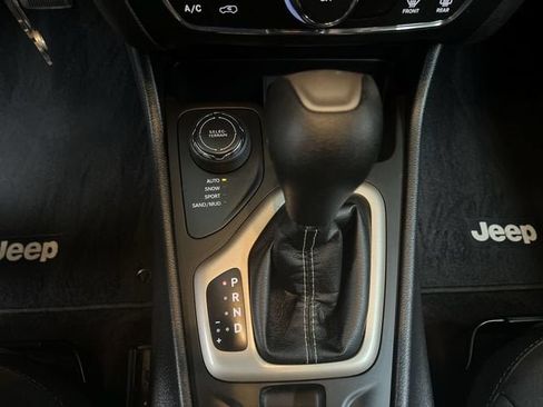 Used 2018 Jeep Cherokee Latitude w/ Safety Group AWD/4WD image 15