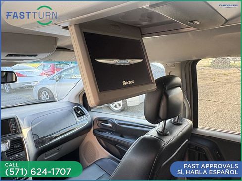 Used 2015 Chrysler Town & Country Touring image 19