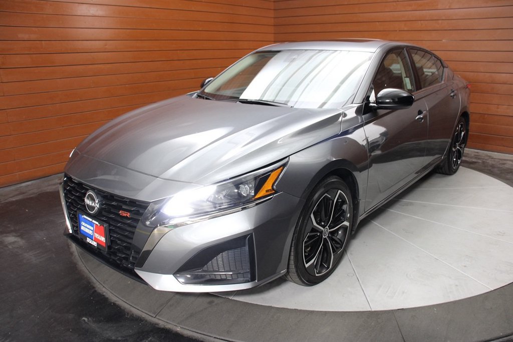 Used 2023 Nissan Altima 2.5 SR w/ SR Premium Package FWD image 2