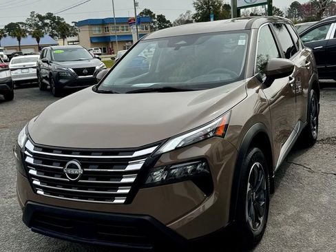 Used 2024 Nissan Rogue SV image 2