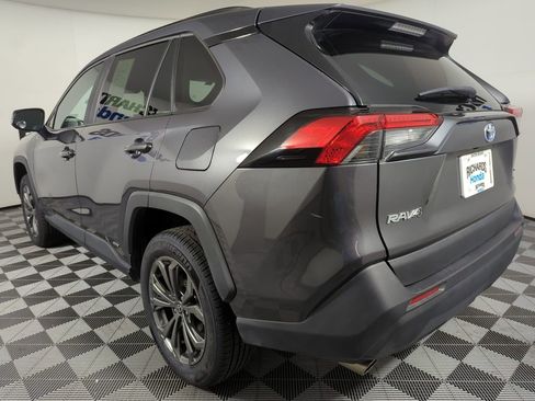 Used 2022 Toyota RAV4 XLE Premium image 2