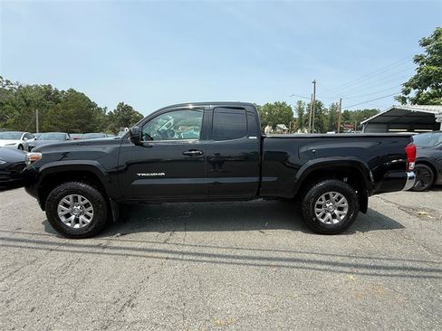 Used 2016 Toyota Tacoma SR5 w/ SR5 Appearance Package (DM) AWD/4WD image 2