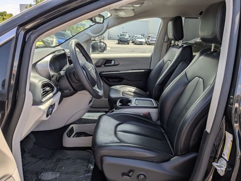 Used 2023 Chrysler Pacifica Touring-L FWD image 18