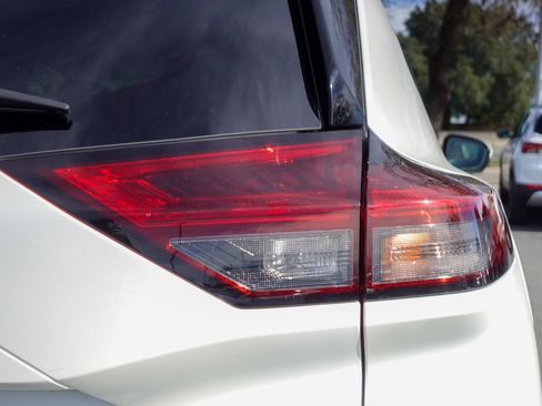 Used 2021 Nissan Rogue SV image 6