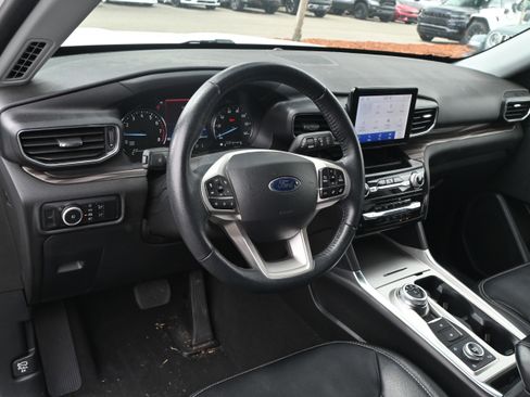 Used 2023 Ford Explorer Limited w/ Equipment Group 301A AWD/4WD image 11