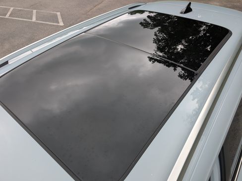 Used 2025 Volkswagen Taos SE w/ Panoramic Sunroof Package FWD image 14