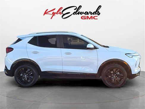 Used 2024 Buick Encore GX Sport Touring image 4