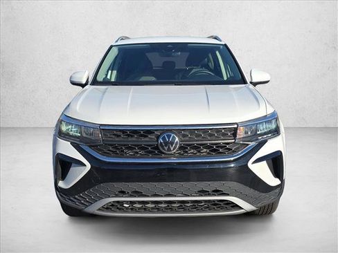 Used 2024 Volkswagen Taos SE image 2