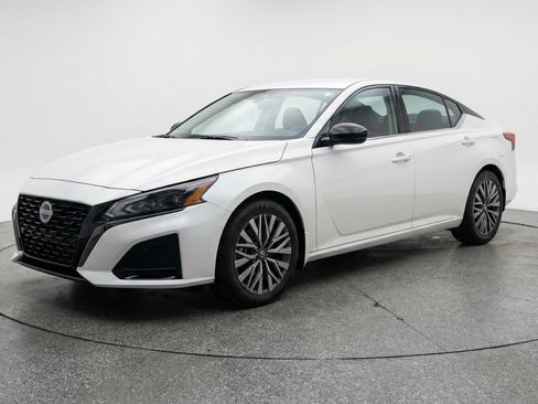 Used 2025 Nissan Altima 2.5 SV image 3